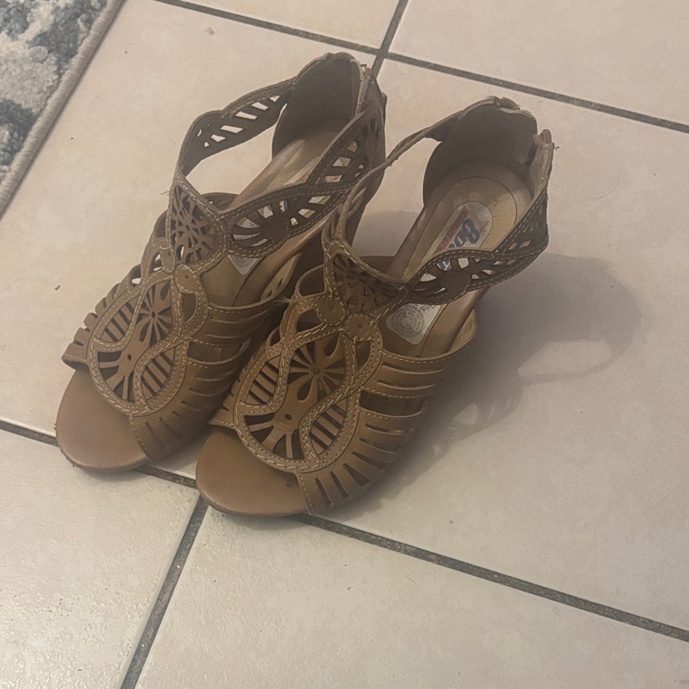 Women’s Tan Cutout Peep-Toe Heels
